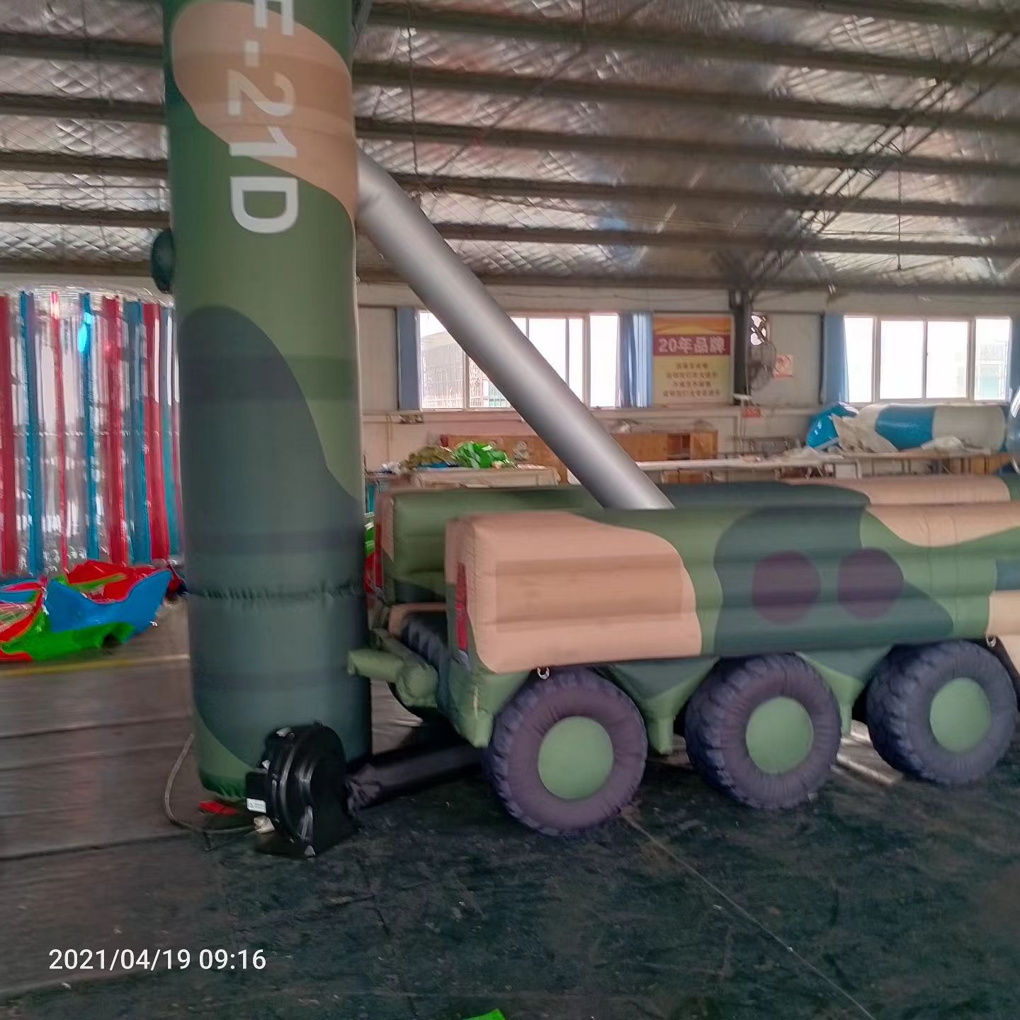 天津军事演习中的充气目标车辆：模拟发射车雷达车坦克飞机